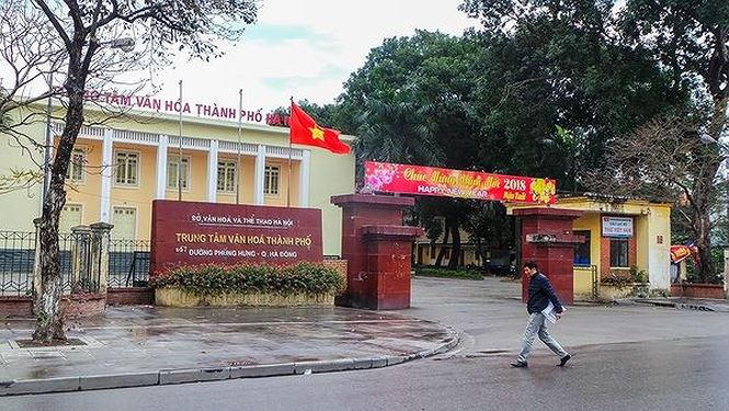 Vỉa hè đều được thay bằng đá tự nhiên