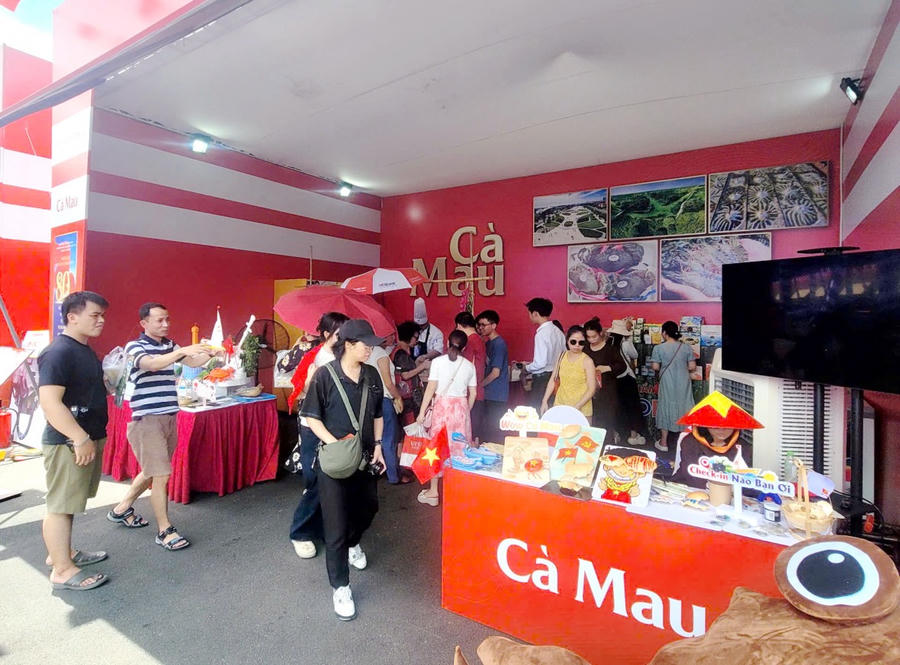 Du khách trải nghiệm tại gian hàng Cà Mau tại gian hàng “Đoàn tàu ẩm thực 3 miền”.