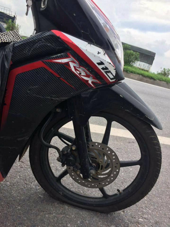 Nhiều phương tiện xe máy lưu thông trên tuyến đường cao tốc Hà Nội-Bắc Giang bị dính đinh trong ngày 6/9 vừa qua.