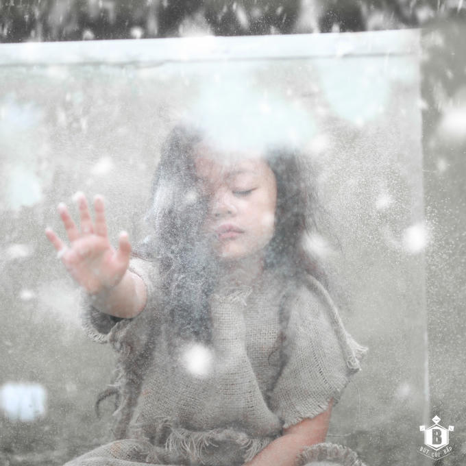 cô bé đã thoát ra bằng cách...