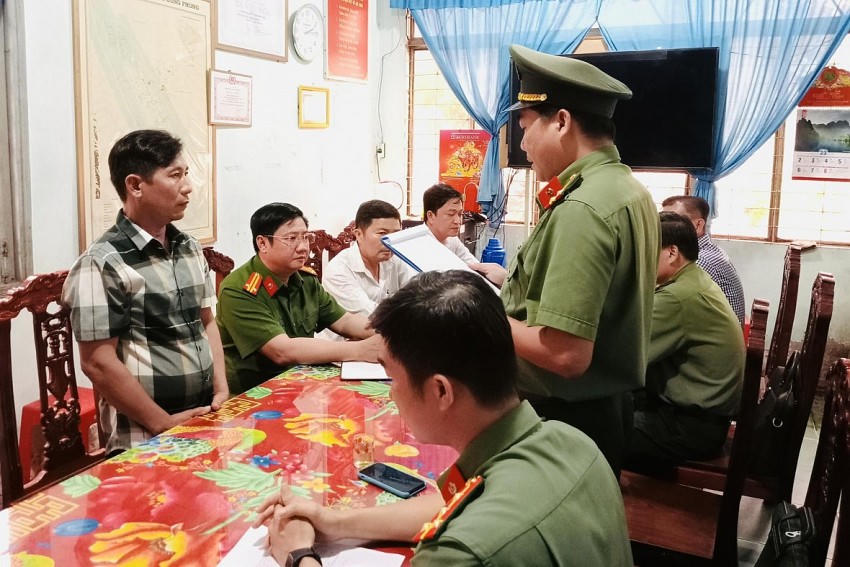 Phòng An ninh kinh tế - Công an tỉnh Bến Tre tống đạt quyết định xử phạt của UBND tỉnh. Ảnh: Đăng Khoa