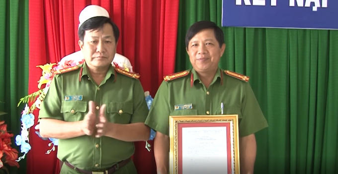 Lãnh đạo công an tỉnh Kiên Giang trao thư khen cho cán bộ, chiến sĩ có thành tích trong việc bắt giữ 2 đối tượng