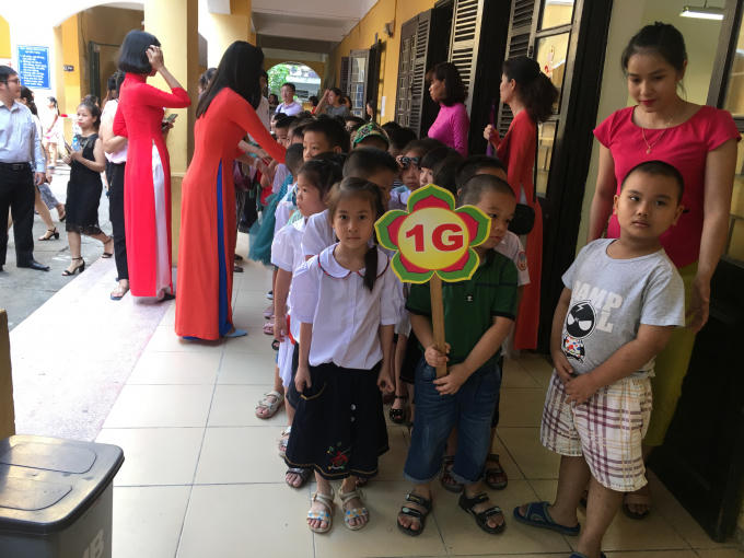 Xếp h&agrave;ng chuẩn bị v&agrave;o tựu trường.