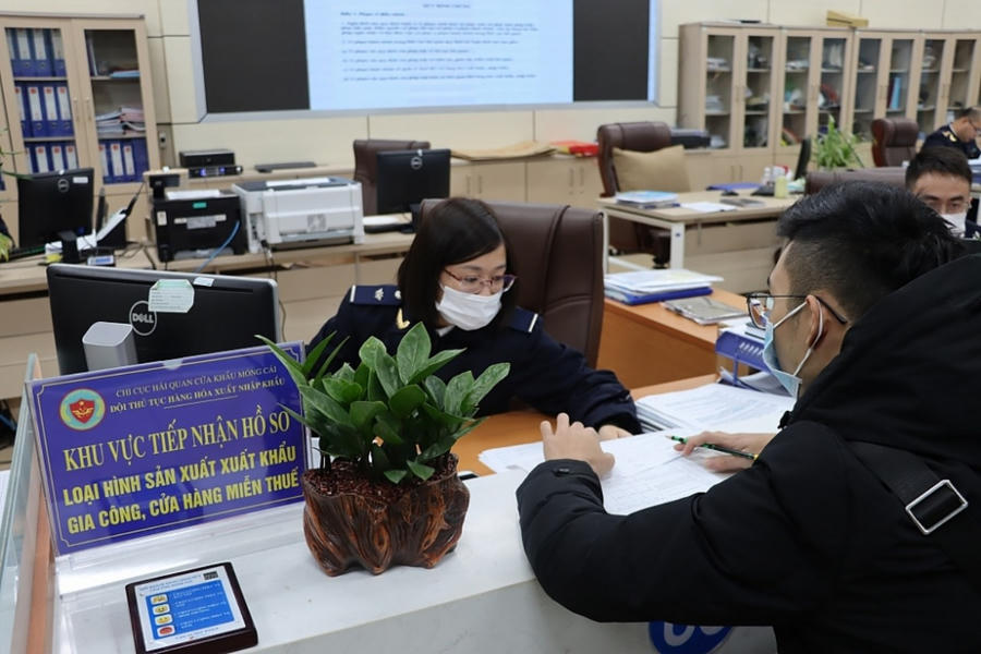 Hoạt động nghiệp vụ tại Chi cục Hải quan Cửa khẩu Móng Cái.