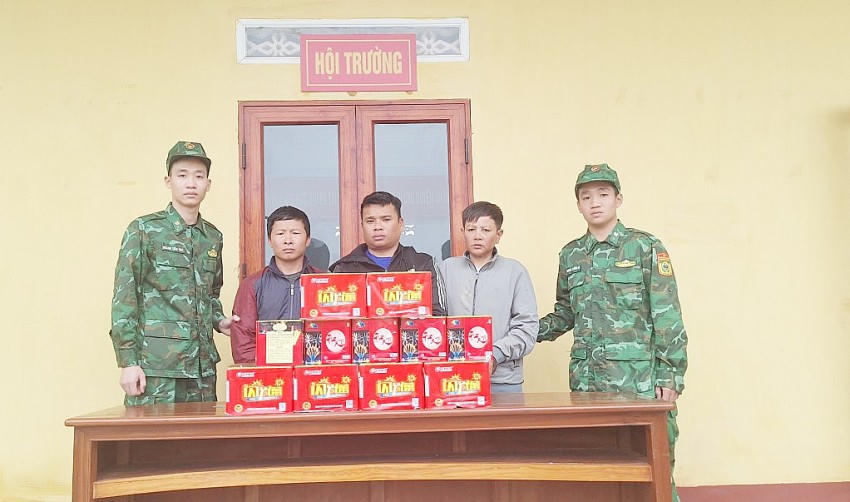 Các đối tượng và tang vật bị BĐBP bắt giữ. (Ảnh do đơn vị cung cấp).