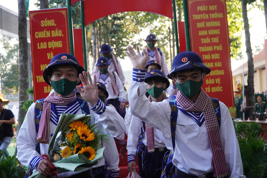 Các thanh niên lên đường nhập ngũ.