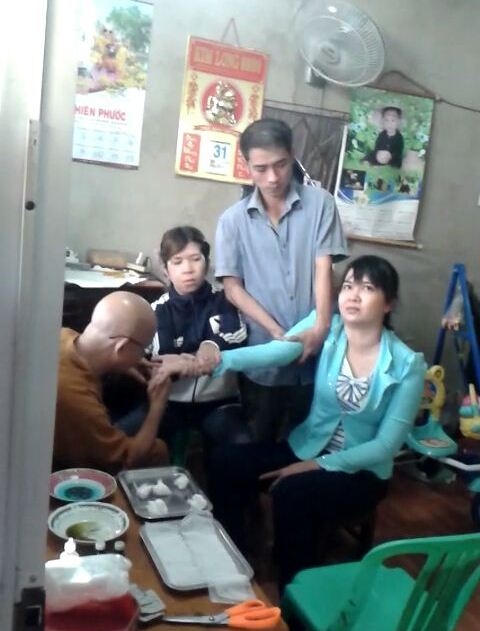 Cách chữa bệnh của Hòa thượng Thích Thiện Đạo rất lạ và hiệu quả