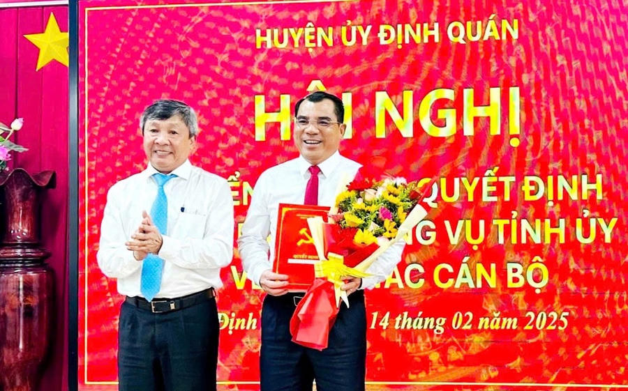 Phó Bí thư Thường trực Tỉnh uỷ Hồ Thanh Sơn trao Quyết định cho tân Bí thư Huyện uỷ Định Quán Nguyễn Cao Cường