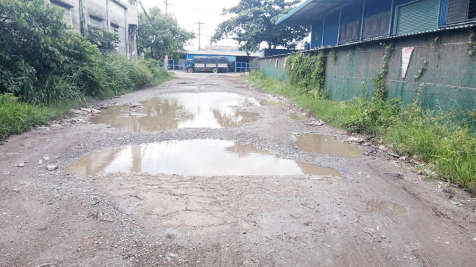 CCN Quang Trung bị “bỏ bê”, xuất hiện đoạn đường xuống cấp, ổ voi, ổ trâu dày đặc, đọng nước…