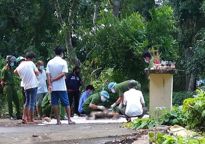Công an khám nghiệm tử thi anh Quân, tên thường gọi là Xuân. (Ảnh: Zing)