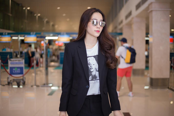 Nam Em thần th&aacute;i như sao H&agrave;n xuất hiện tại s&acirc;n bay
