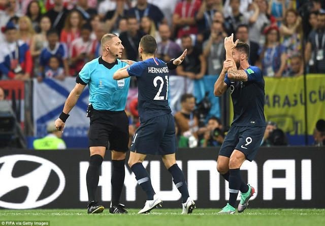 Cầu thủ Pháp phàn nàn trọng tài về tình huống Perisic để bóng chạm tay ở phút 33