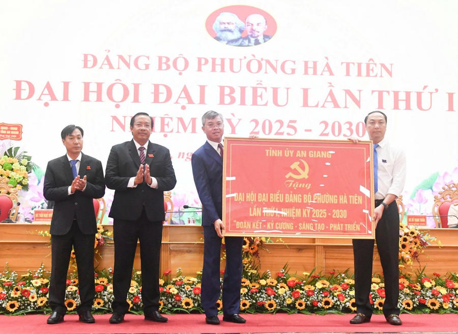 Ban Chấp hành Đảng bộ tỉnh đã trao tặng Đảng bộ và Nhân dân phường Hà Tiên bức trướng mang dòng chữ: “Đoàn kết – Kỷ cương – Sáng tạo – Phát triển”