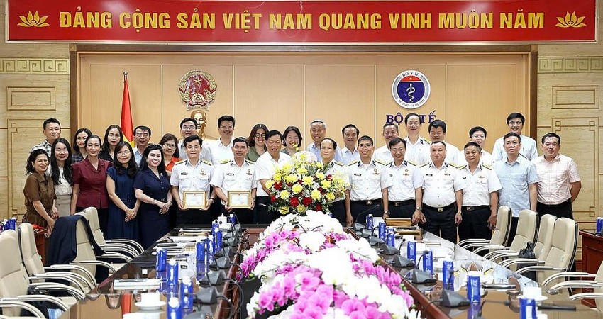 Đoàn công tác Bộ Y tế tặng hoa chúc mừng các đồng chí được nhận Kỷ niệm chương Vì Sức khỏe nhân dân.