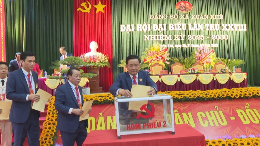 Các đại biểu tiến hành bỏ phiếu bầu Ban chấp hành Đảng bộ xã Xuân Khê nhiệm kỳ 2025-2030.