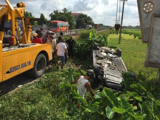 Chiếc ô tô lao thẳng, lật ngửa dưới mương sau cú va chạm.