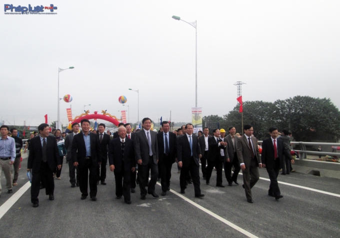 Lãnh đạo và nhân dân phấn khởi vì cầu Tân Phong hoàn thành sớm hơn dự kiến.