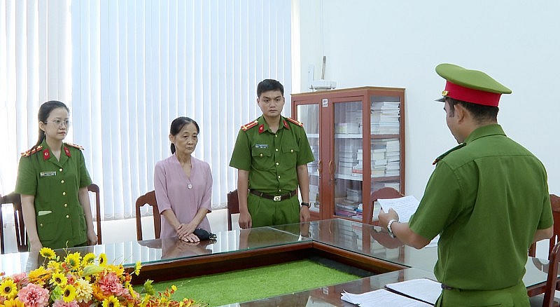 Cơ quan điều tra đọc các quyết định khởi tố. Ảnh: CAND