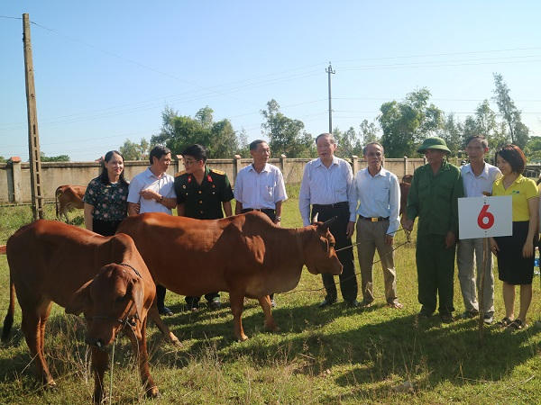 các phần quà gồm: 21 con bò giống sinh sản, trị giá mỗi con 15 triệu đồng; hỗ trợ vốn sản xuất cho 40 hộ gia đình, mỗi hộ 5 triệu đồng; tặng 10 sổ tiết kiệm, mỗi sổ 3 triệu đồng; tặng 1 nhà tình nghĩa, trị giá 50 triệu đồng.
