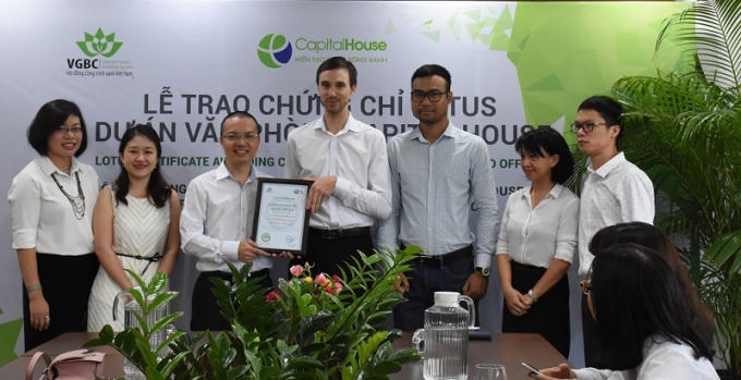 Đại diện Tập đoàn Capital House nhận chứng chỉ LOTUS cho dự án văn phòng Xanh.