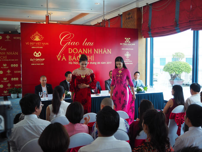 Hoa hậu Việt Nam 2010 Ngọc Hân, người đẹp Áo dài Kim Ngân đang mặc trên mình những chiếc áo dài trong bộ sưu tập "Sen vàng" của NTK Hoài Nam.