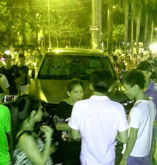 Sau khi đưa những người bị thương đi cấp cứu, người dân vây kín chiếc xe điên gây tai nạn. (Ảnh: Người dân cung cấp)
