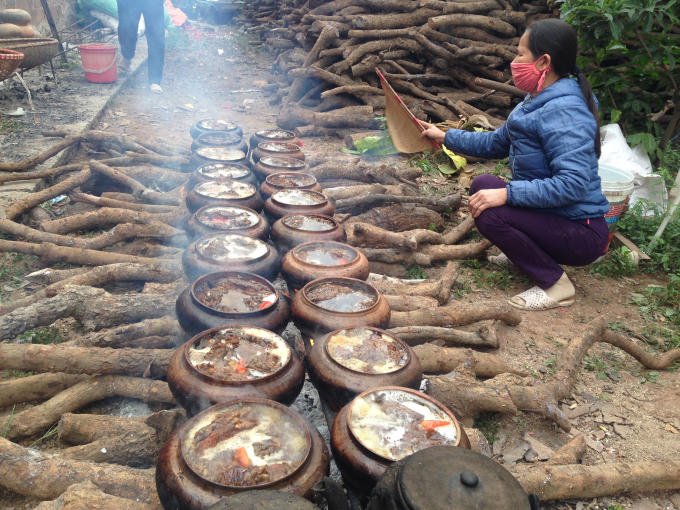 Tuy trời rét nhưng những niêu cá vẫn luôn đượm lửa.