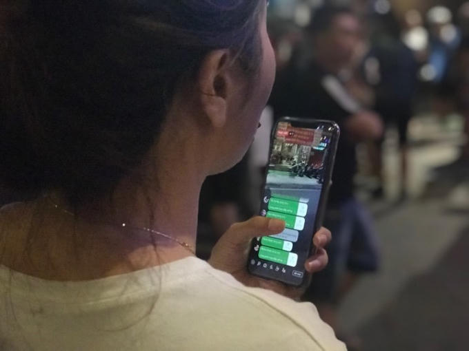 Nhiều người livestream phát trên mạng xã hội diễn biến thời điểm khám xét .