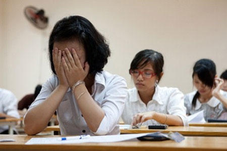 Tuy nhiên, nhiều học sinh còn có tâm lý ngại đến phòng tư vấn, các em thường vào các diễn đàn trên mạng. Ảnh: Internet.
