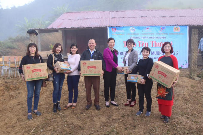 560 quyển vở, 10 thùng sữa và 5 thùng bánh kẹo trao cho thầy trò trường tiểu học Mường Lống 2