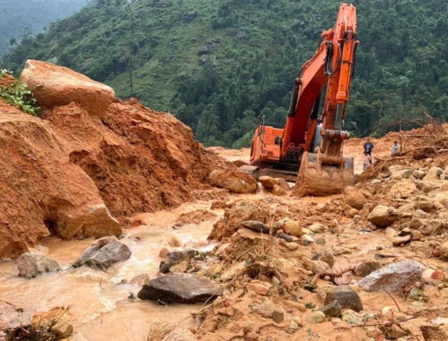 Việc sữa khắc phục diễn ra cả ngày. Ảnh: Hà Đạo