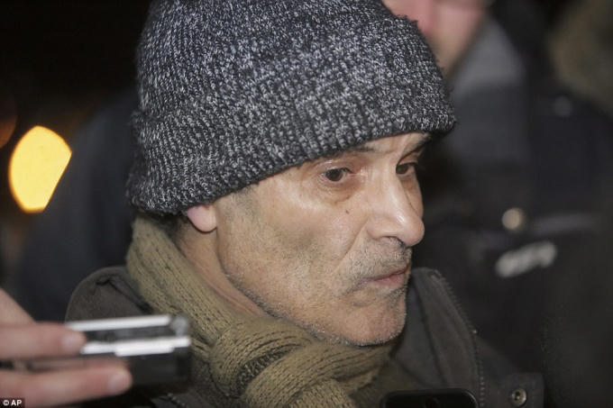 “Tại sao điều này lại xảy ra ở đây? Thật man rợ", ông Mohamed Yangui, người đứng đầu nhà thờ Hồi giáo tại Quebec nói. Ông Yangui cho biết khi vụ tấn công xảy ra, ông đã không có mặt tại nhà thờ tuy nhiên ông nhận được rất nhiều cuộc gọi từ những người đi cầu nguyện. (Ảnh: AP)