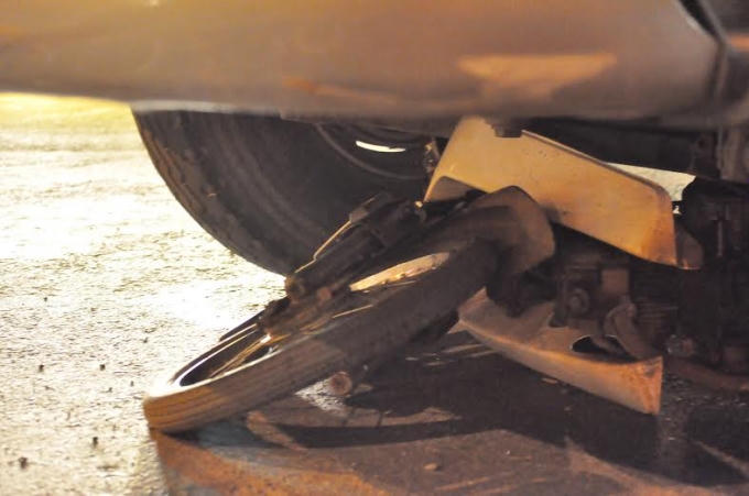 Sau khi xe container kéo lê xe máy, người đàn ông điều khiển xe máy bị bánh xe chèn qua người và sau đó tử vong.