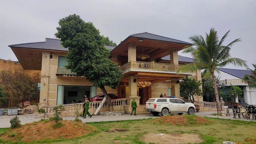 Công an khám xét nơi ở của "Tuấn Trắng"