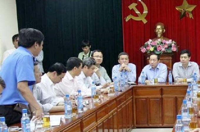 Hai thứ trưởng Bộ GTVT Nguyễn Ngọc Đông (ngoài cùng bên phải) và Nguyễn Hồng Trường đang làm việc tỉnh Đồng Nai.