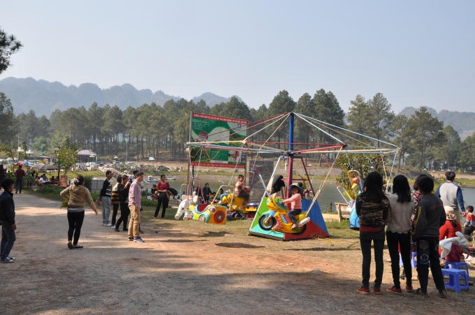 Du khách chơi trò chơi ở đồi thông.(ảnh: Minh Long).