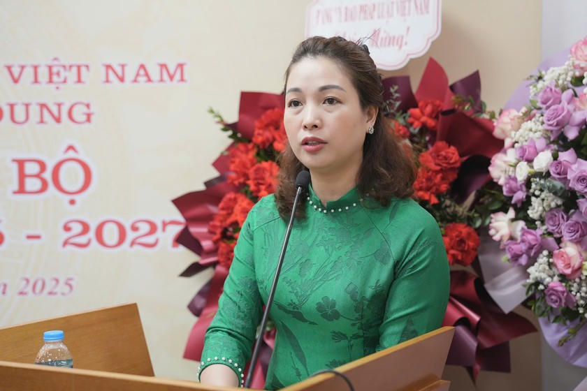 Đồng chí Bùi Thị Thu Hằng, Bí thư Chi bộ trình bày Dự thảo báo cáo kiểm điểm Chi uỷ nhiệm kỳ 2022- 2025