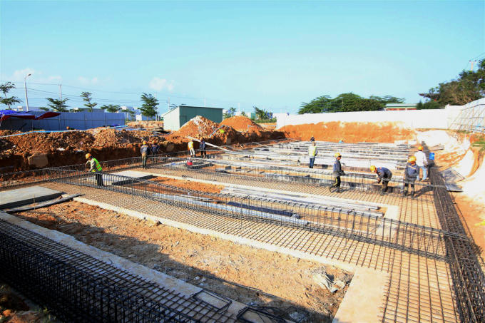móng của 100 căn shophouse đang được thi công gấp rút với mục tiêu bàn giao vượt tiến độ cho khách hàng vào tháng 6/2018.