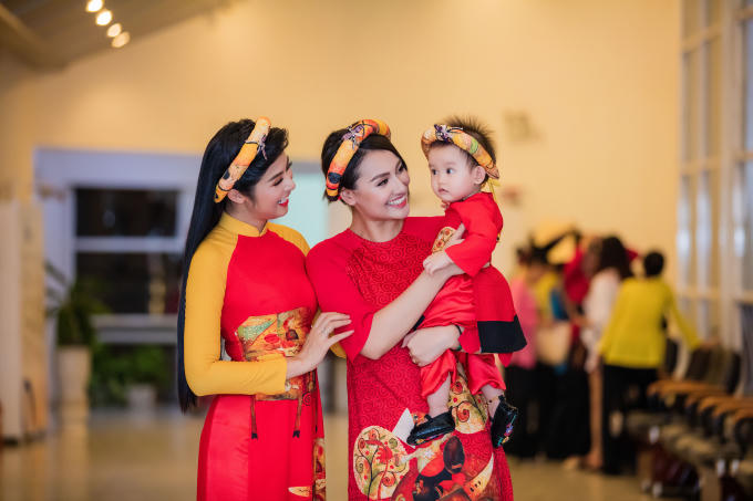 Hồng Quế bế con gái diễn áo dài cho Hoa hậu Ngọc Hân