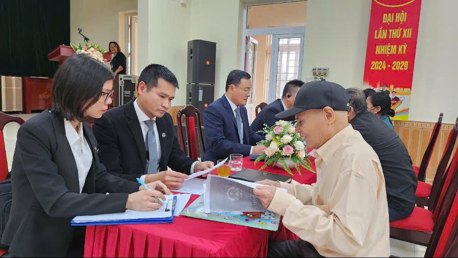 Luật sư thuộc Đoàn Luật sư TP Hà Nội tư vấn, hỗ trợ pháp lý cho người dân về thủ tục thu hồi đất, bồi thường giải phóng mặt bằng (ảnh: Vũ Lành).