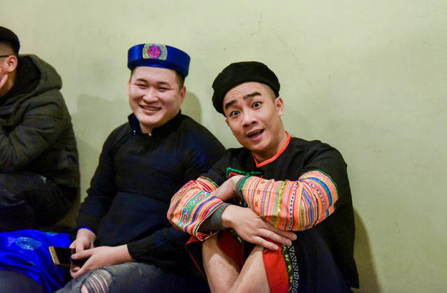 Diễn viên trẻ Duy Nam và Dũng "hớn" ngồi bệt xuống hành lang trò chuyện với nhau trong lúc chờ sân khấu nổi nhạc.