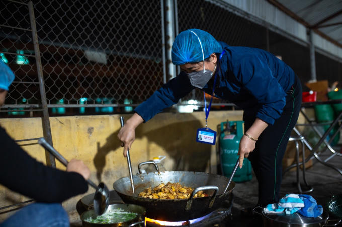 Chị Hà – nhân viên kế toán kiêm bếp trưởng.