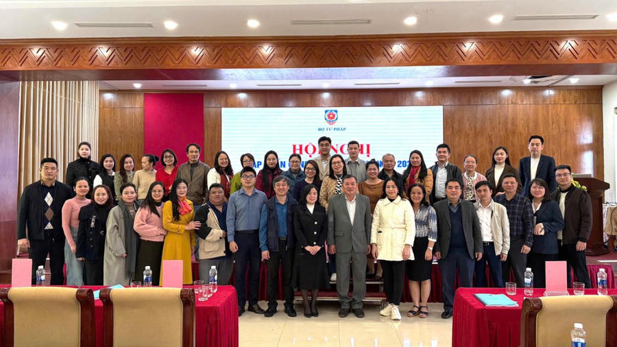 Các đại biểu chụp ảnh lưu niệm.