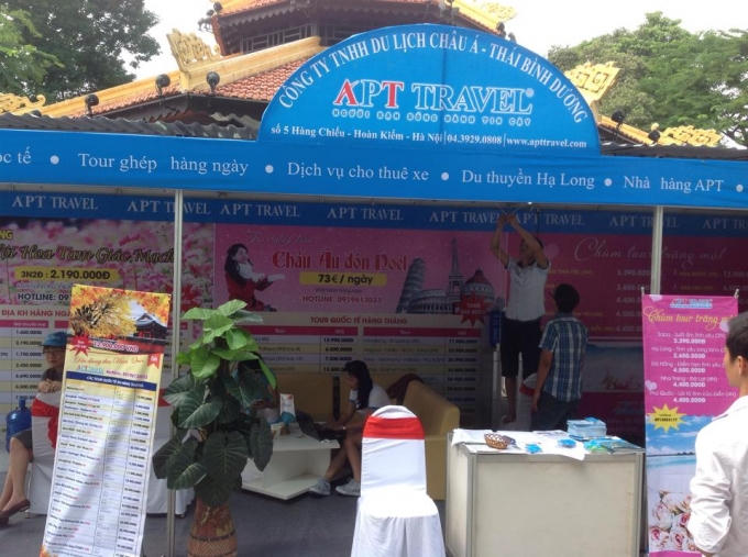 Nhiều chương trình khuyến mại tại gian hàng của Công ty APT Travel