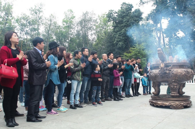 Du khách khắp nơi tìm đến Khu di tích để bày tỏ tấm lòng thành kính với Bác Hồ vĩ đại.