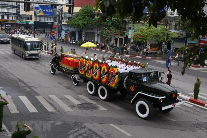 Đoàn xe tang di chuyển qua phố Cửa Nam sang phố Điện Biên Phủ. Ảnh: TTXVN