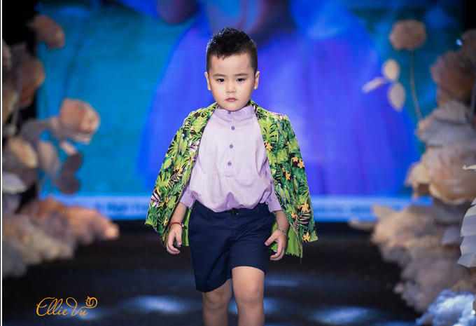 Các bộ sưu tập lần lượt được giới thiệu với các khán giả yêu thời trang.