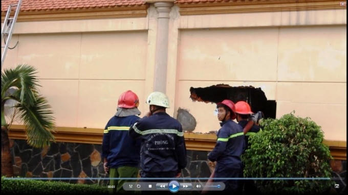 Khó khăn lắm lính cứu hỏa mới tiếp cận được phía trong