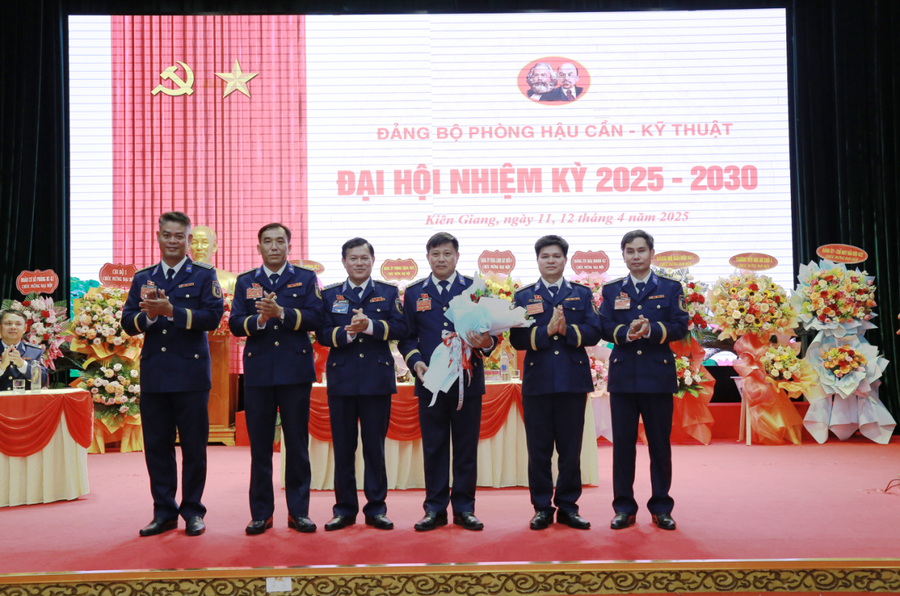 Đại tá Nguyễn Thái Dương - Ủy viên Ban Thường vụ Đảng ủy, Phó Chính ủy Bộ Tư lệnh Vùng Cảnh sát biển 4 tặng hoa chúc mừng Ban chấp hành Đảng bộ Phòng Hậu cần - Kỹ thuật nhiệm kỳ 2025 - 2030.