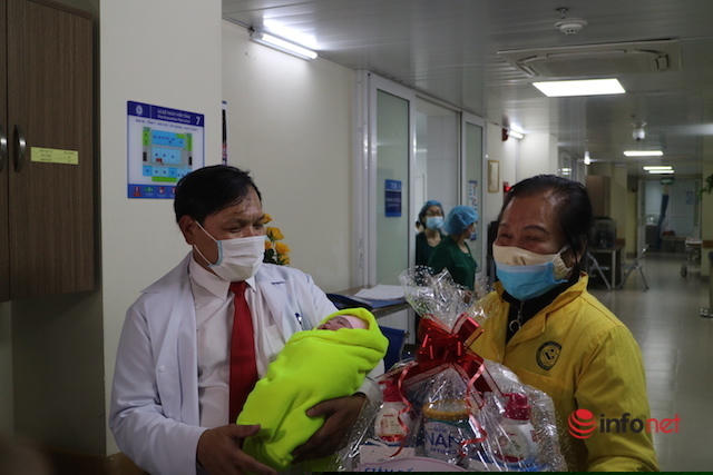 Giám đốc BV Phụ sản Trung ương trao bé, tặng quà cho gia đình sản phụ